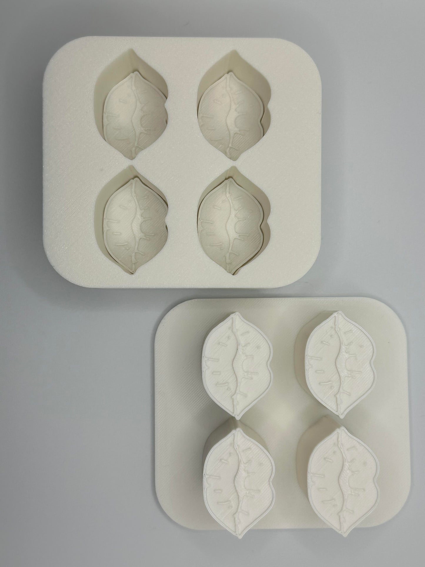 1" Kiss Mini Bath Bomb Mold